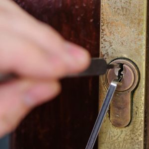 Comment ouvrir une porte claquée ?